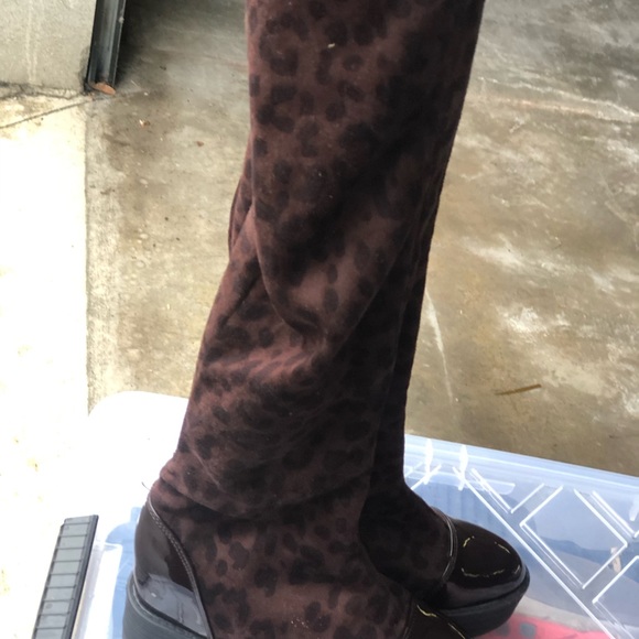 Born Women’s Brown Cheetah Fabric Knee High Lightweight Casual Boots Size 35 - Picture 2 of 13